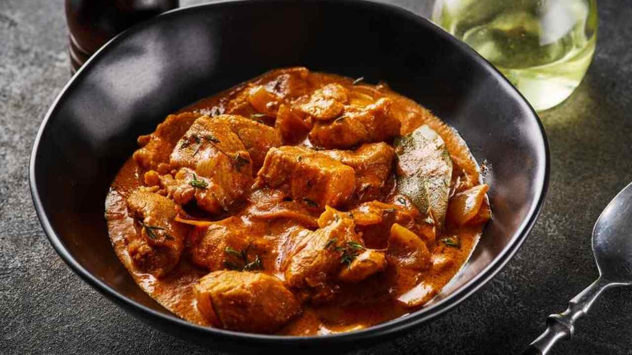 Bravčový guláš v hlbokej miske, podávaný v hustej aromatickej omáčke.