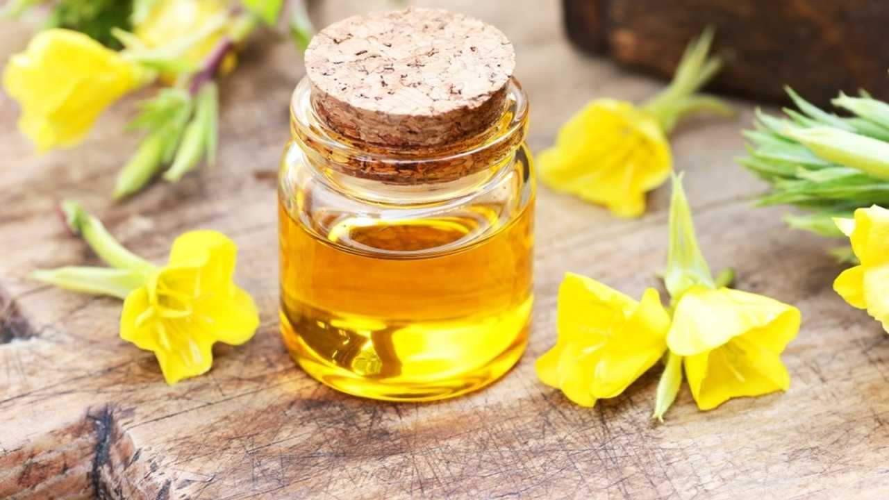 Fľaštička pupalkového oleja používaného v zimnej starostlivosti o pleť.