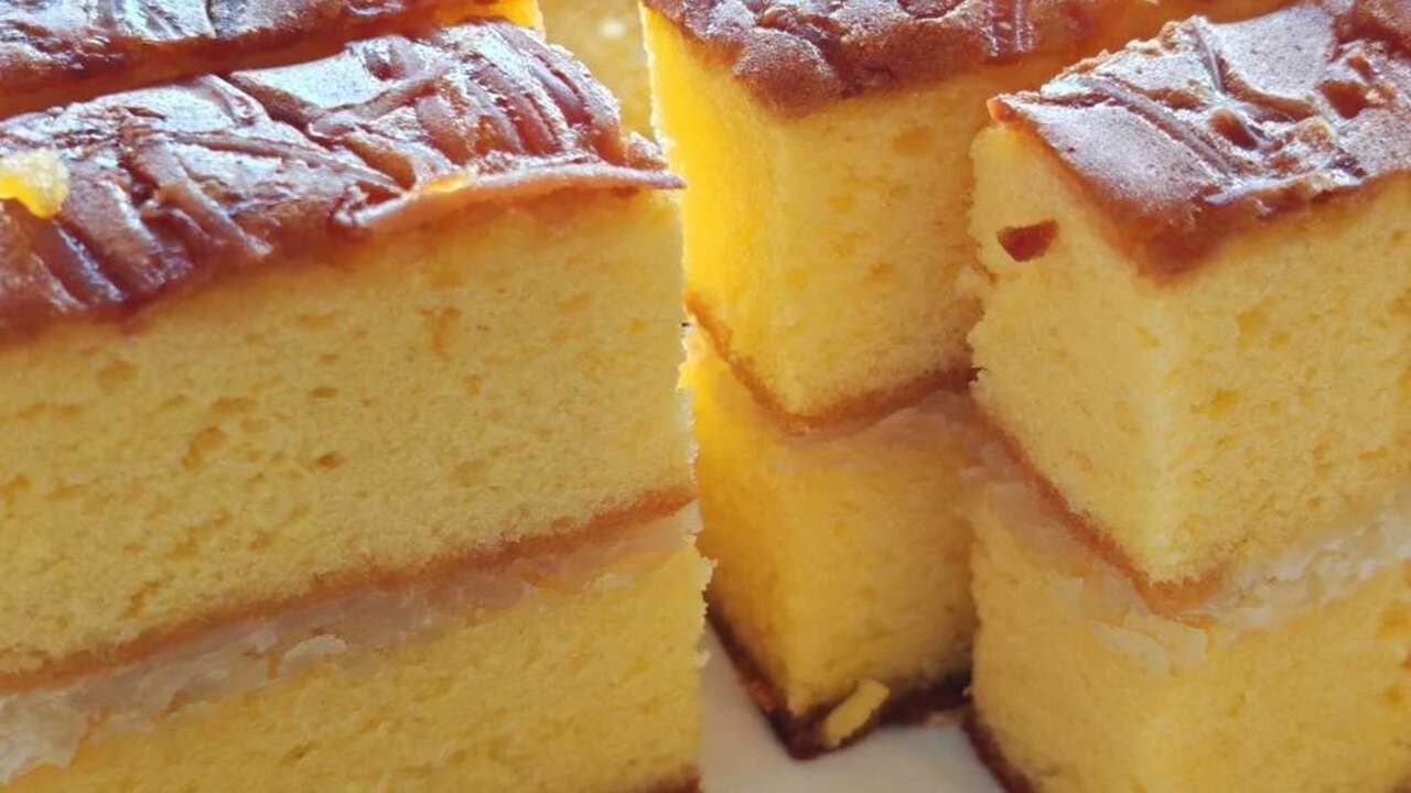 Nadýchané kúsky domáceho koláča s jemnou vrstvou krému, upečené podľa jednoduchej babičkinej metódy.