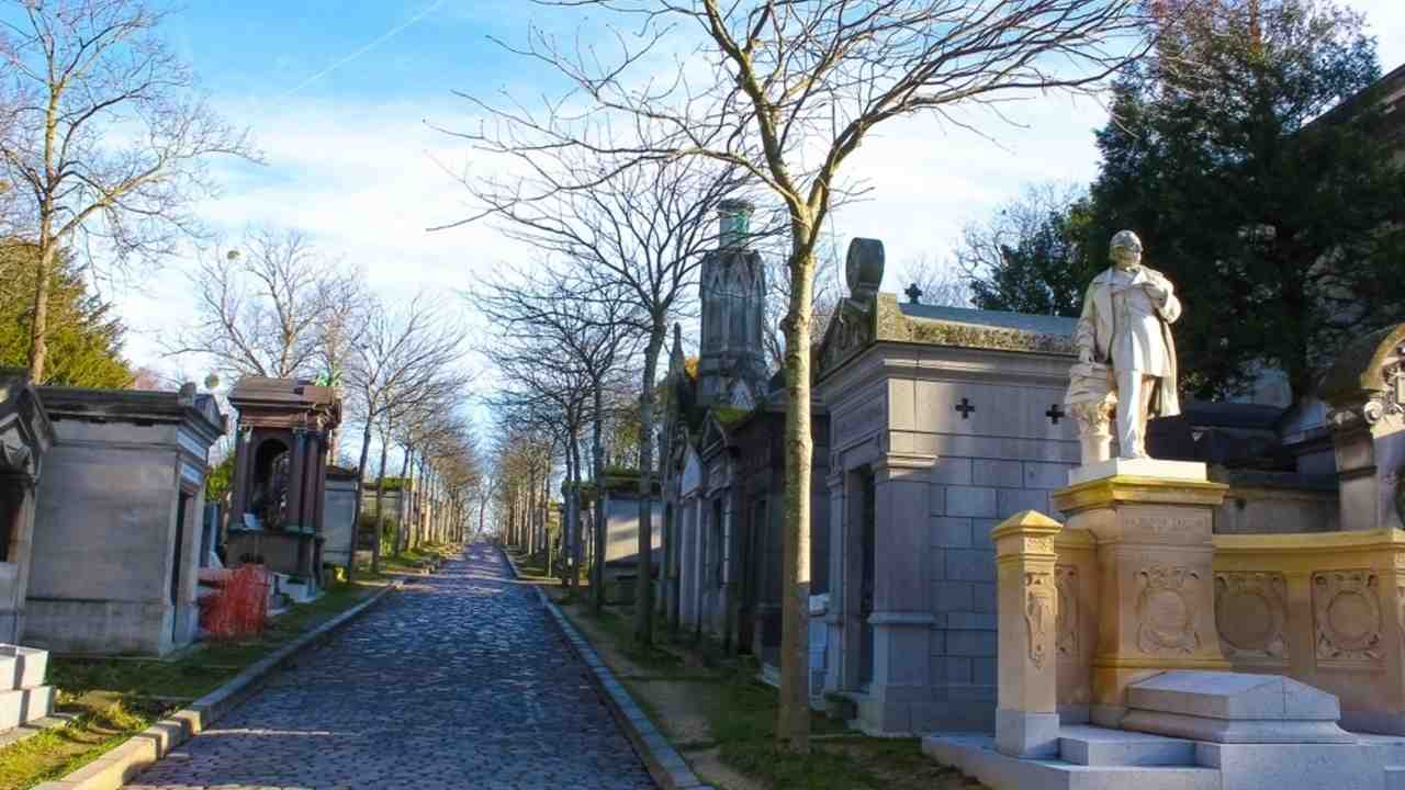 Cintorín Père-Lachaise v Paríži s historickými hrobkami a stromy v jesenných farbách
