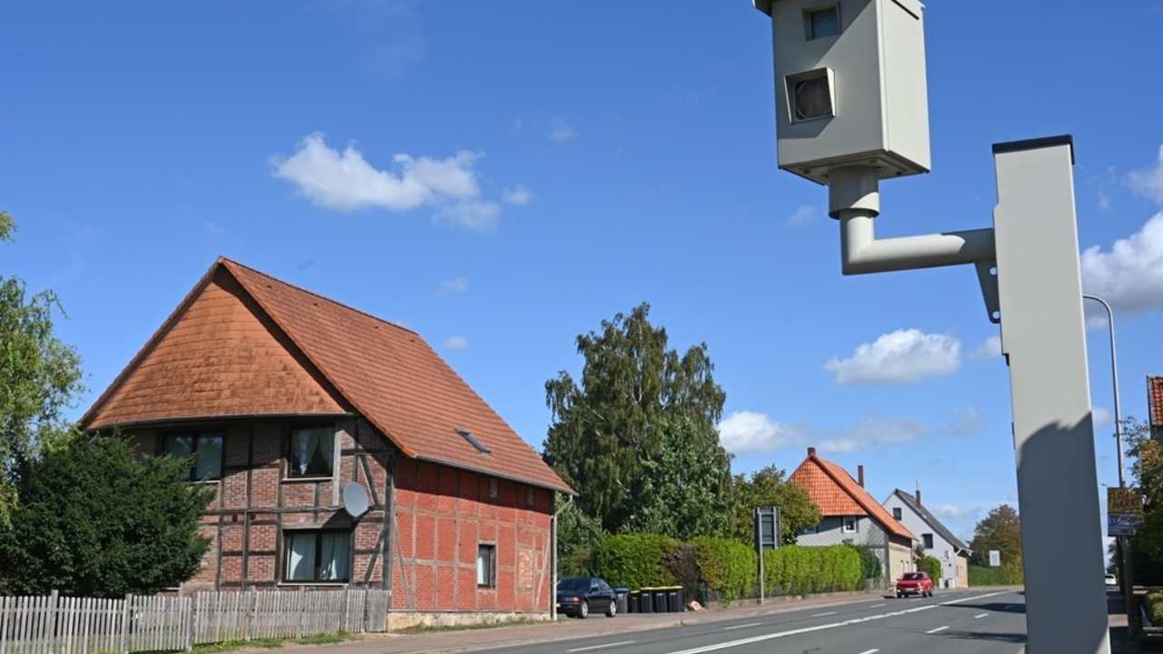 Stacionárny radar umiestnený pri vjazde do obce meria rýchlosť áut.