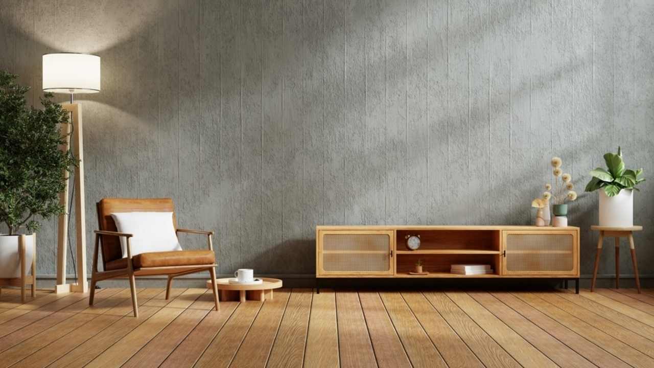 Moderná obývačka s dekoratívnou omietkou v štýle betónu na hlavnej stene a dreveným nábytkom.