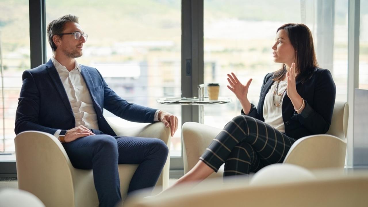 Dvaja ľudia vedú rozhovor a zdieľajú odlišné názory