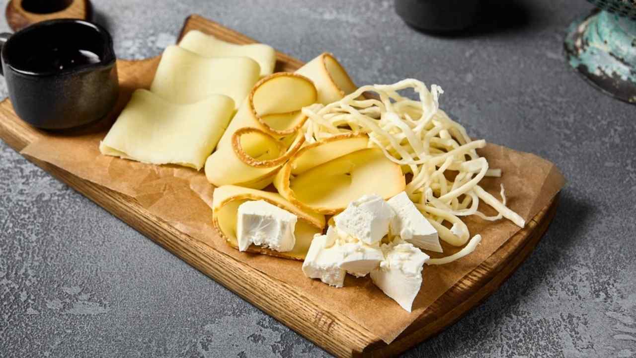 Rôzne druhy syra na drevenej doske ako symbol zdravej výživy pre mozog