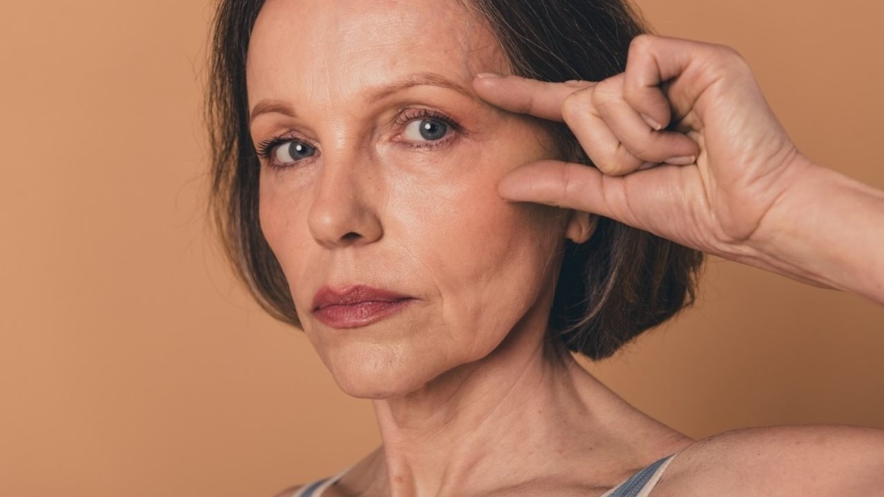 Detail tváre ženy v strednom veku so znakmi prirodzeného starnutia pokožky.