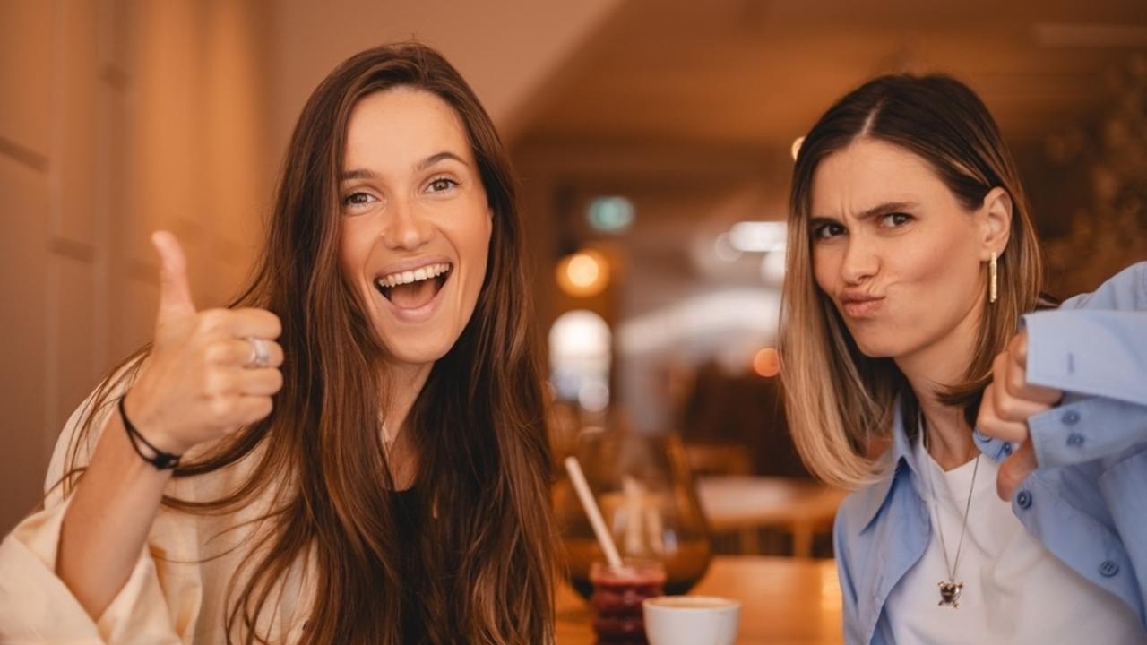 Dve ženy s odlišnými prejavmi a energiou – jedna veselá a dynamická, druhá pokojnejšie ironická – symbolizujú rozdielne povahy ľudí.