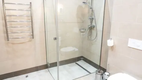 Moderná kúpeľňa s otvorenou sprchou typu walk-in.