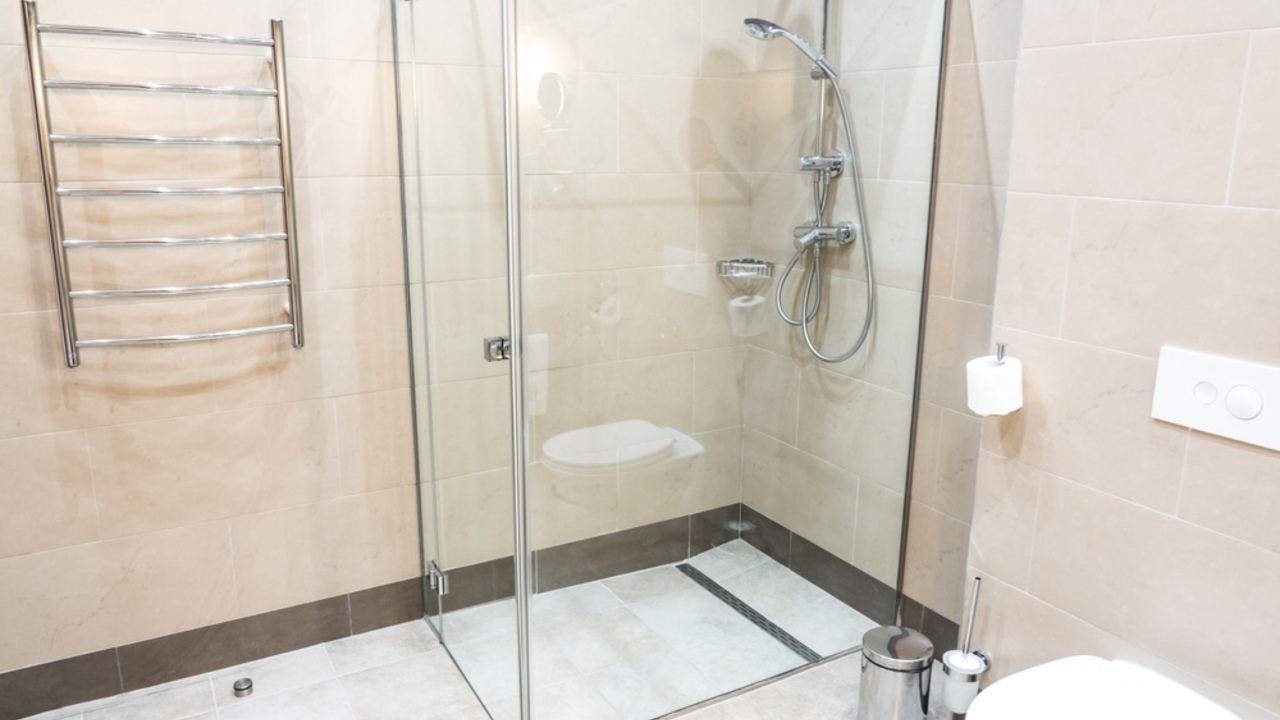 Moderná kúpeľňa s otvorenou sprchou typu walk-in.