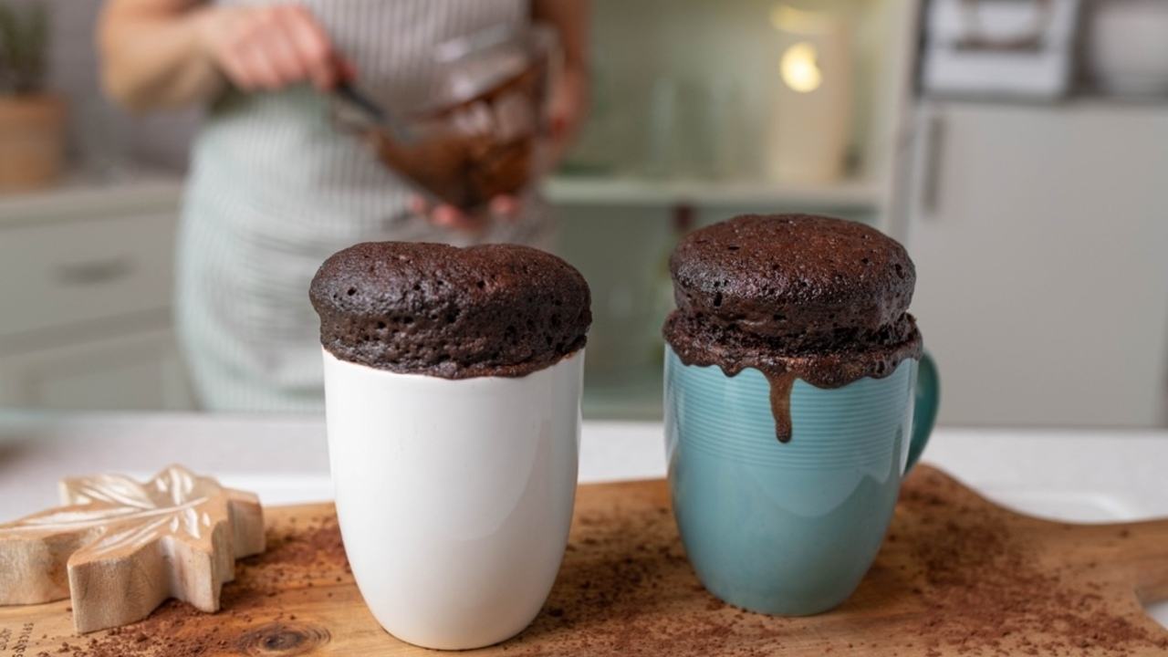 Čokoládový koláč z hrnčeka pripravený v mikrovlnke, podávaný s lyžičkou.