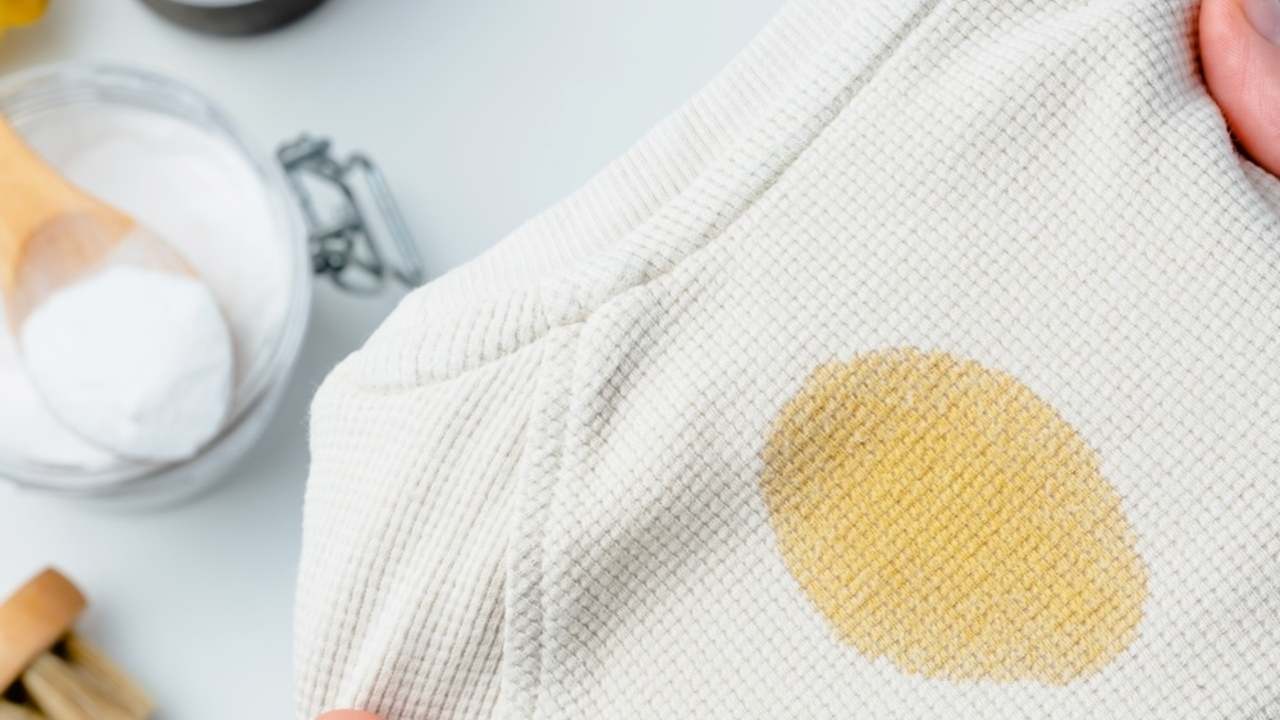 Mastná škvrna na svetlom tričku pred čistením pomocou domáceho prostriedku