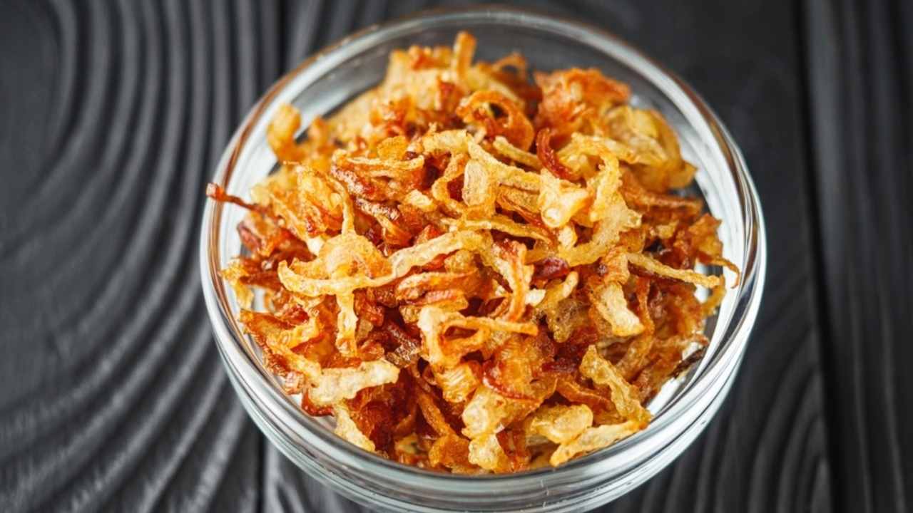 Domáca pečená cibuľa s chrumkavou zlatistou farbou.