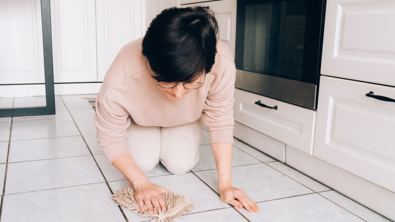 Čistenie kuchynských dlaždíc domácim prostriedkom zblízka