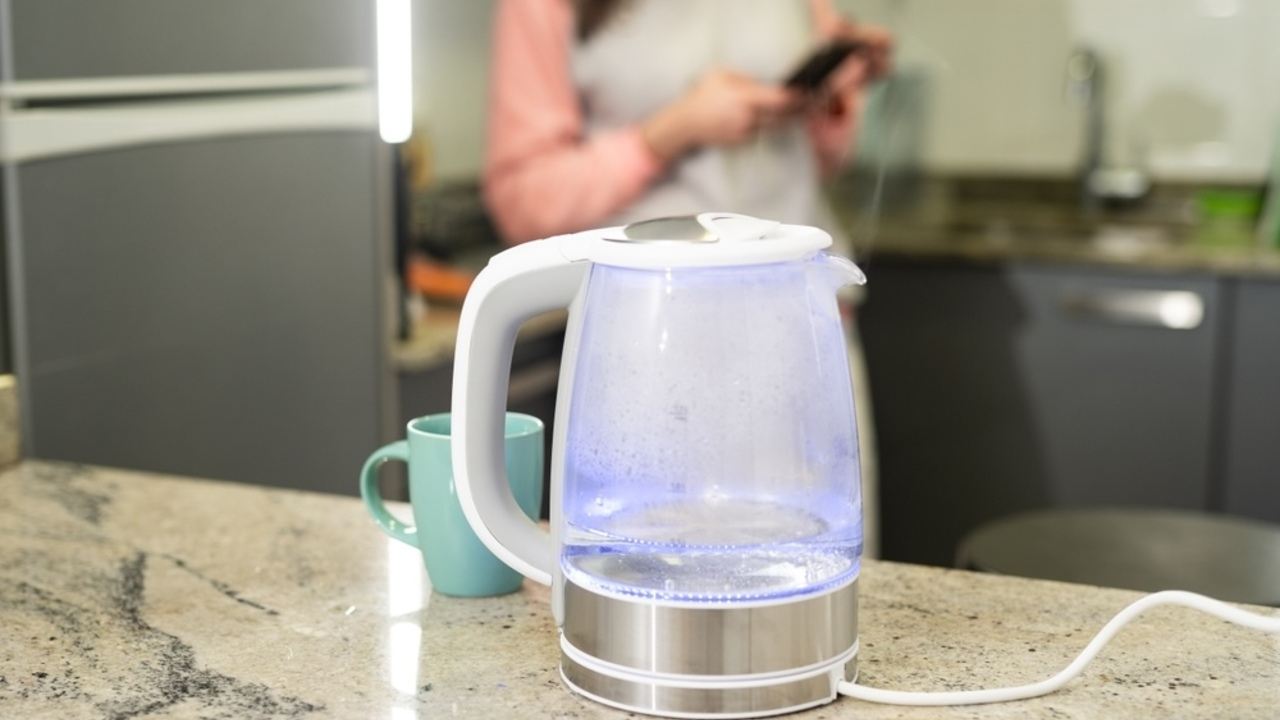 Elektrická kanvica s parou na kuchynskej linke