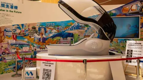 Futuristická japonská kapsula na umývanie tela predstavená na výstave v Osake
