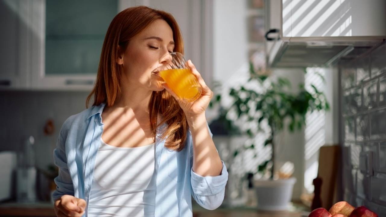 Pohár čerstvej pomarančovej šťavy