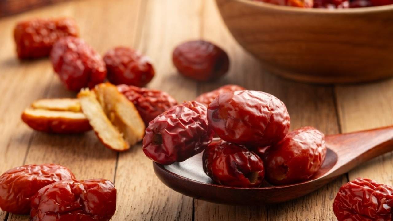 Sušené plody jujuby v miske pripravené na konzumáciu