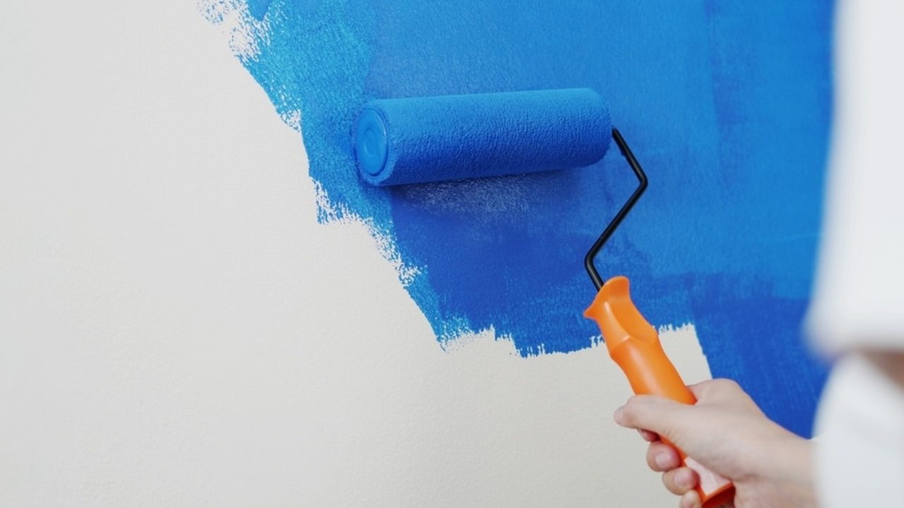 Maľovanie steny valčekom počas domácej renovácie