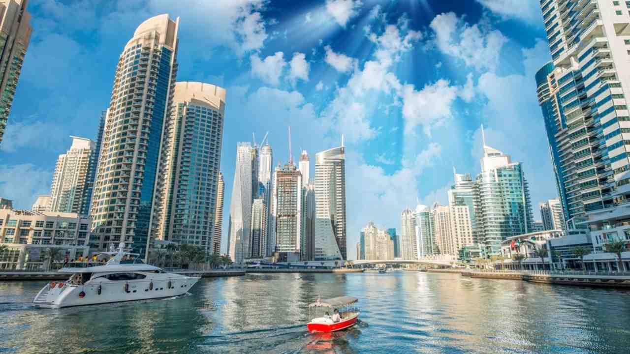 Budovy a panoráma Dubajskej maríny za súmraku.