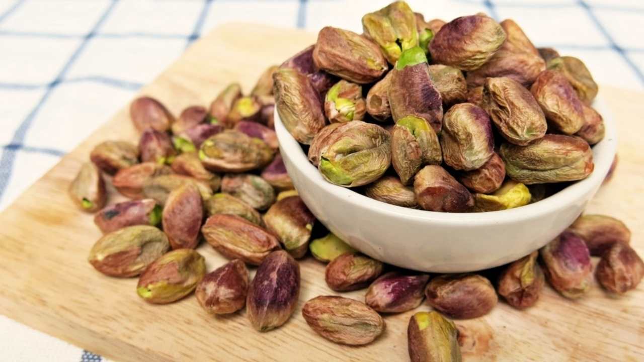 Miska s čerstvými pistáciami pripravenými na zdravé maškrtenie.