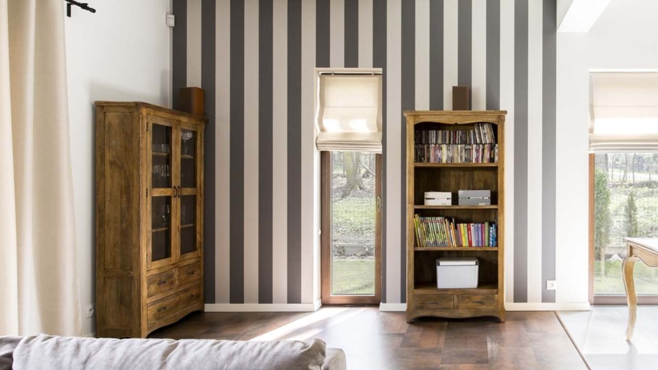 Moderná obývačka so stenou zdobenou pásikavým vzorom