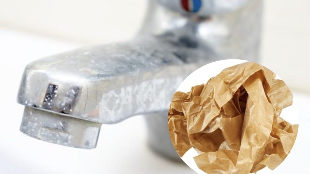 čistenie kohútika papierom na pečenie – domáci trik