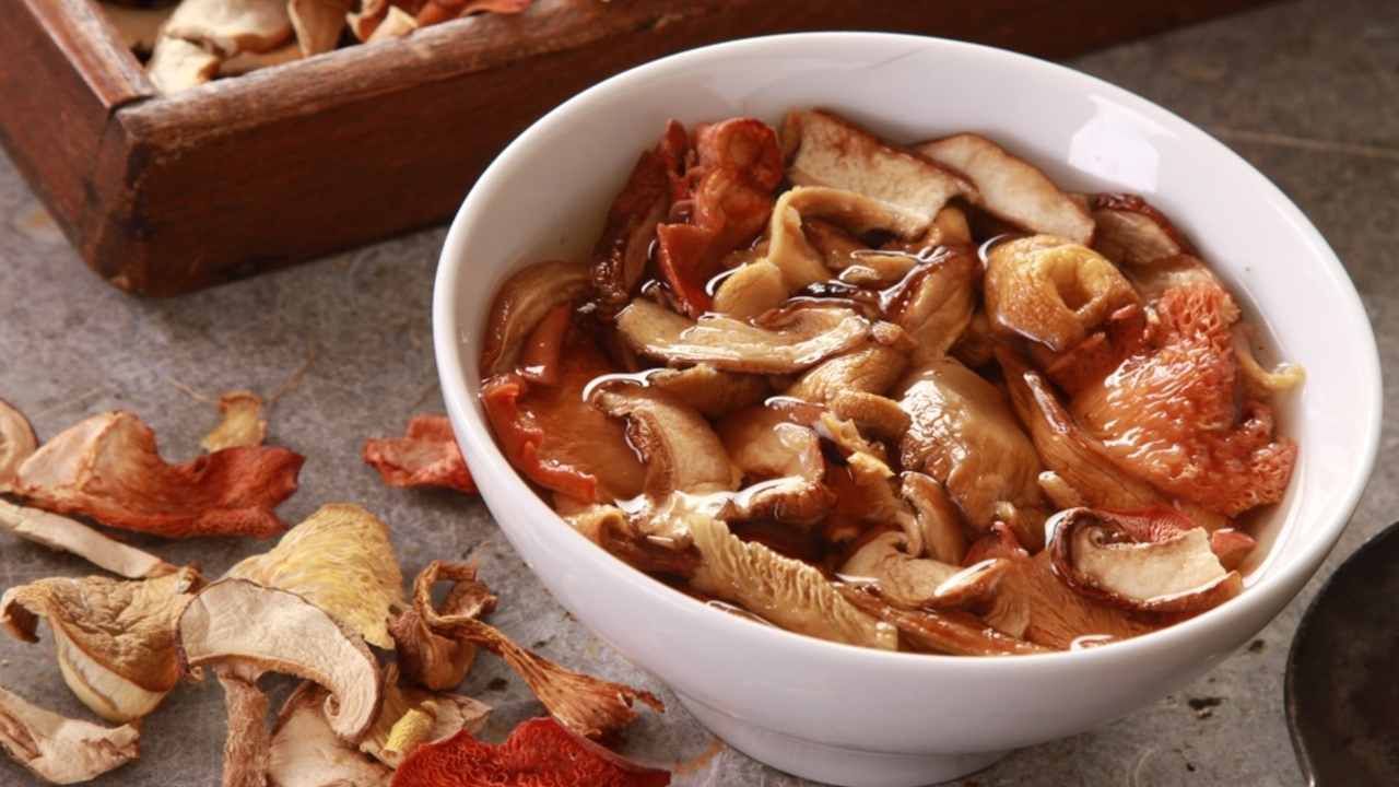 Namočené sušené huby v miske s vodou pripravené na varenie.