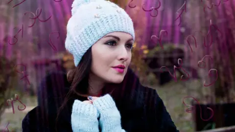 Žena v zimnej čiapke premýšľa počas decembra, okolo nej sú znamenia zverokruhu