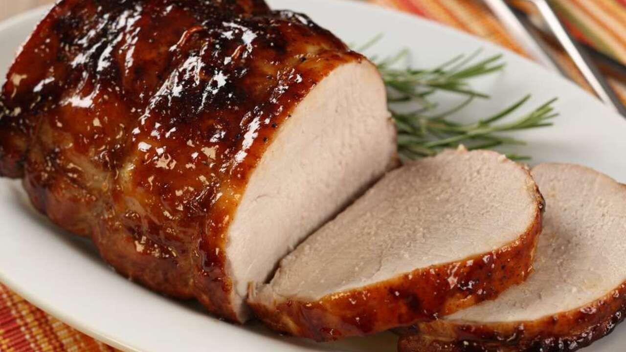 Pečené bravčové mäso zo stehna nakrájané na plátky, šťavnaté a mäkké mäso s lesklou kôrkou