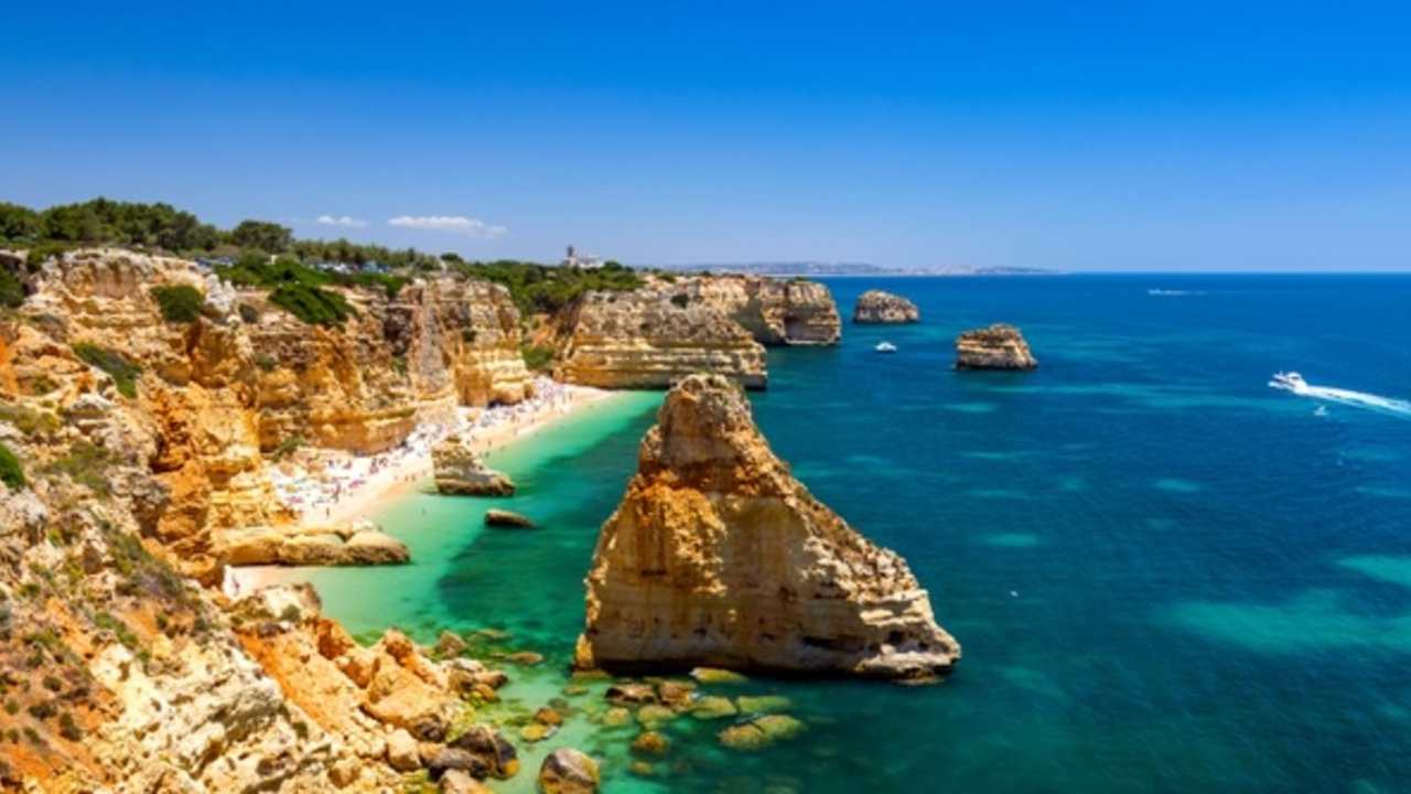 Praia da Marinha, krásna pláž Marinha v Algarve, Portugalsko. Navy Beach (Praia da Marinha), jedna z najznámejších pláží v Portugalsku, sa nachádza na atlantickom pobreží v meste Lagoa v regióne Algarve.