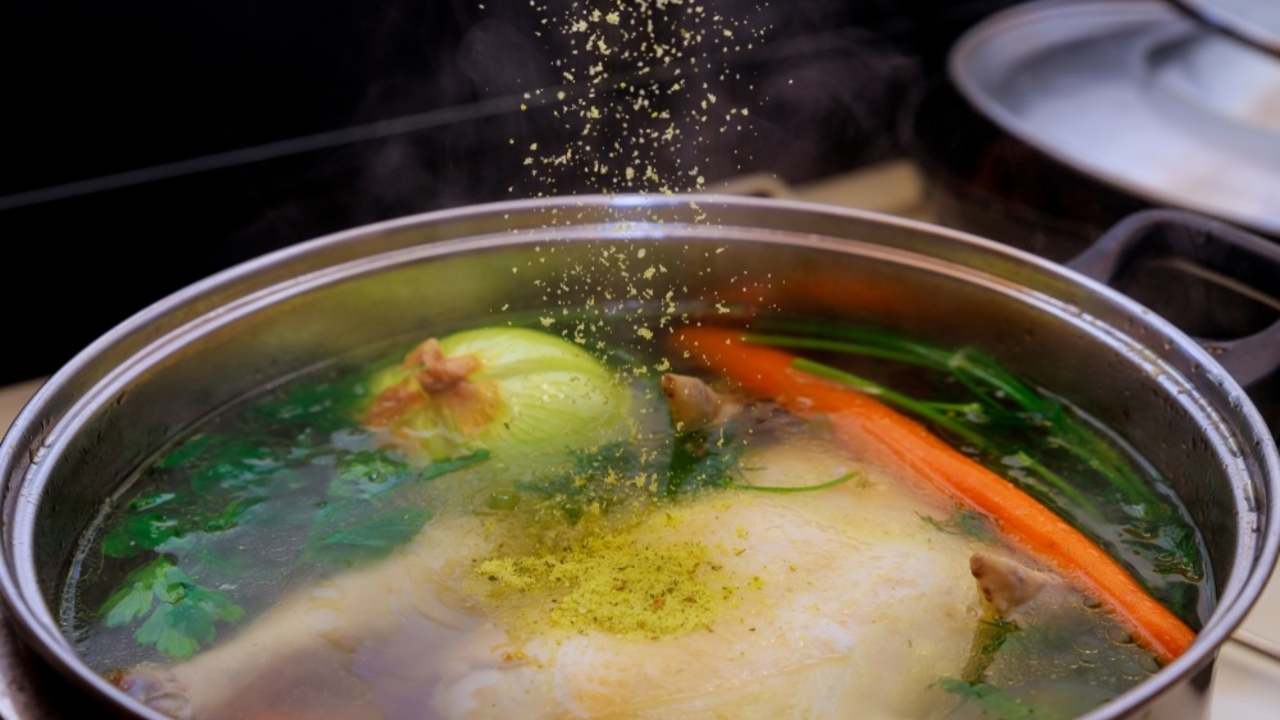 Dochucovanie kuracieho vývaru – do hrnca s polievkou sa sype korenie alebo domáca zmes.