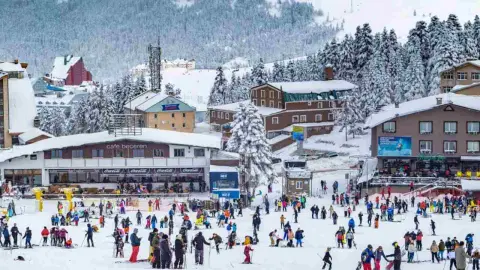 Lyžiarske stredisko Uludağ v Turecku počas zimnej sezóny plné lyžiarov