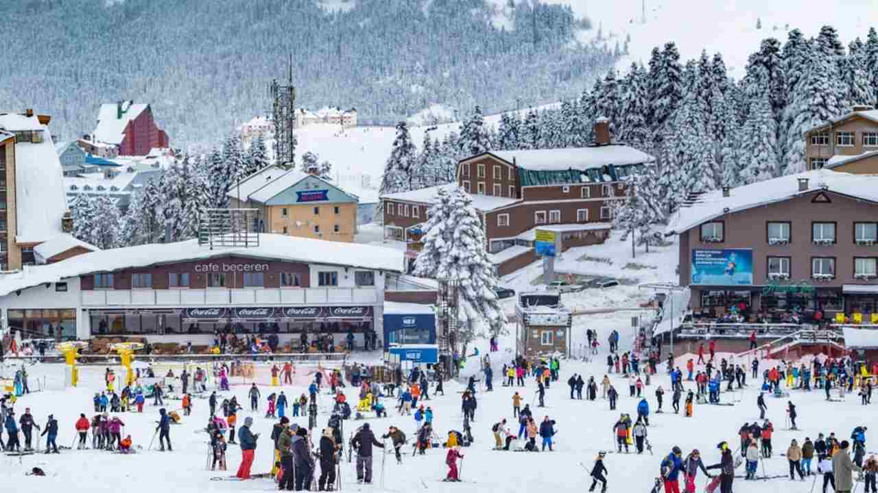 Lyžiarske stredisko Uludağ v Turecku počas zimnej sezóny plné lyžiarov