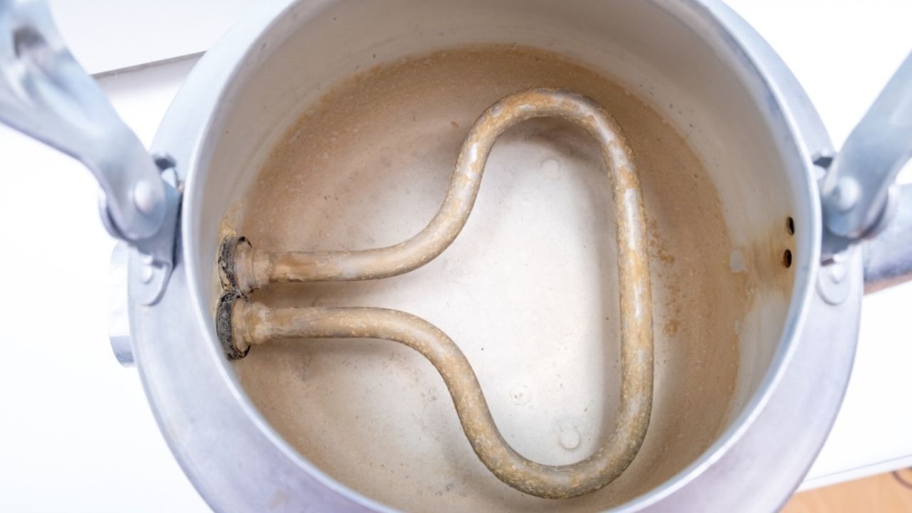 Pohľad do vnútra kanvice s usadeným vodným kameňom