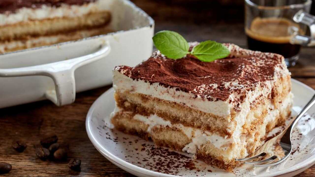 Klasické tiramisu bez pečenia s krémom z mascarpone, piškótami a kakaom na vrchu