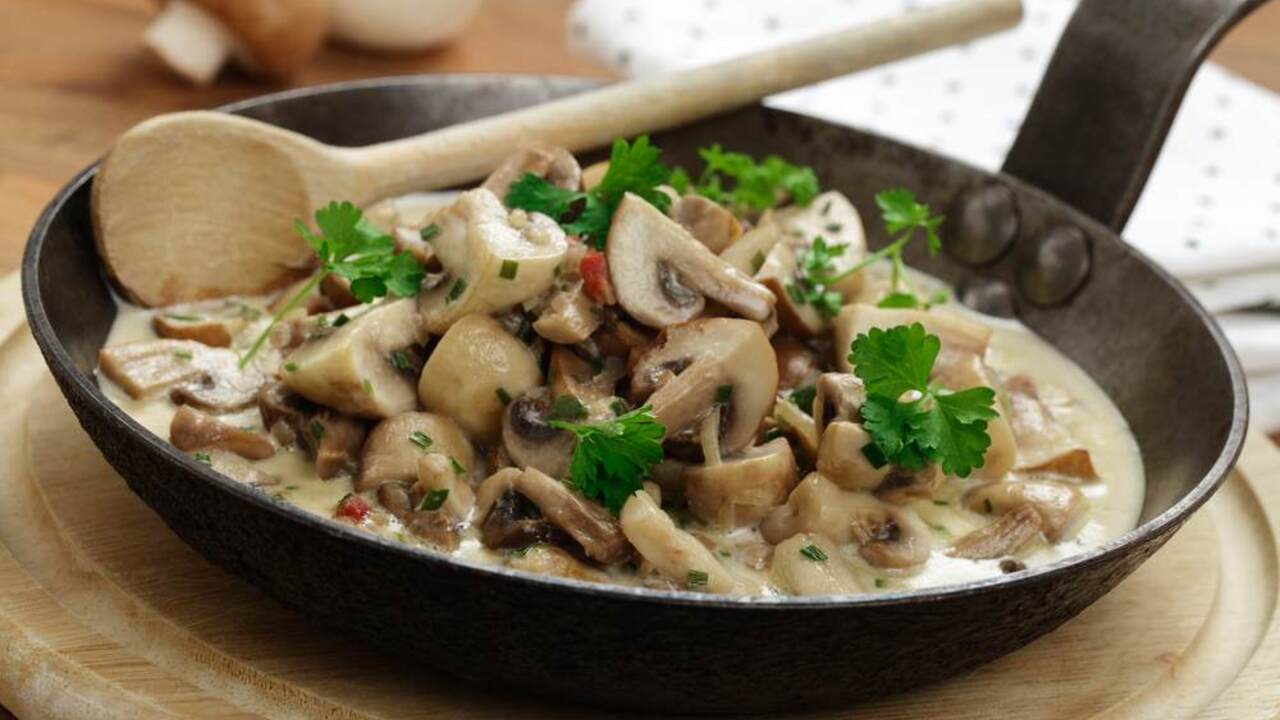 Krémová šampiňónová omáčka na panvici so smotanou a petržlenom