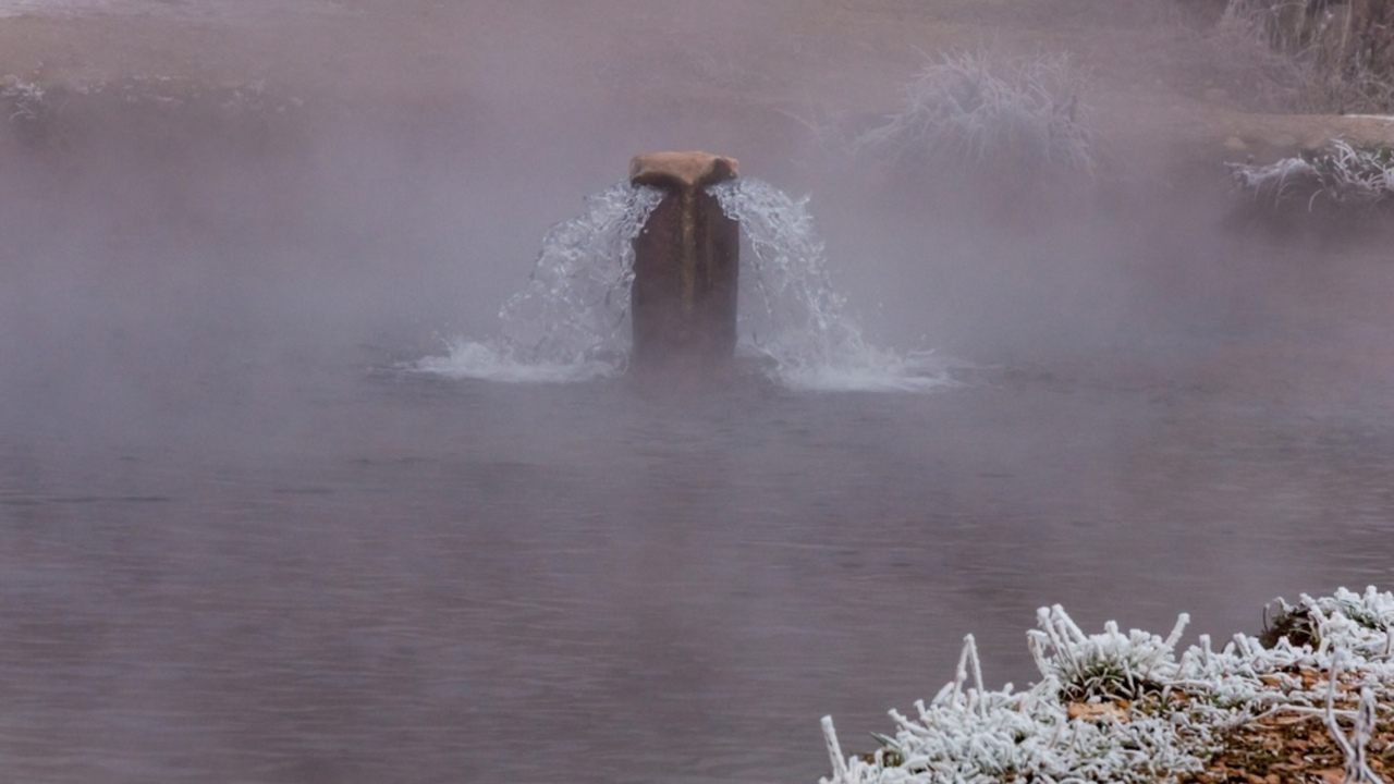 Prírodné termálne jazierko Kalameny obklopené prírodou v Chočských vrchoch.