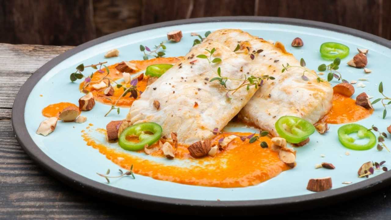 Pripravený filet z ryby hoki podávaný ako ľahké hlavné jedlo