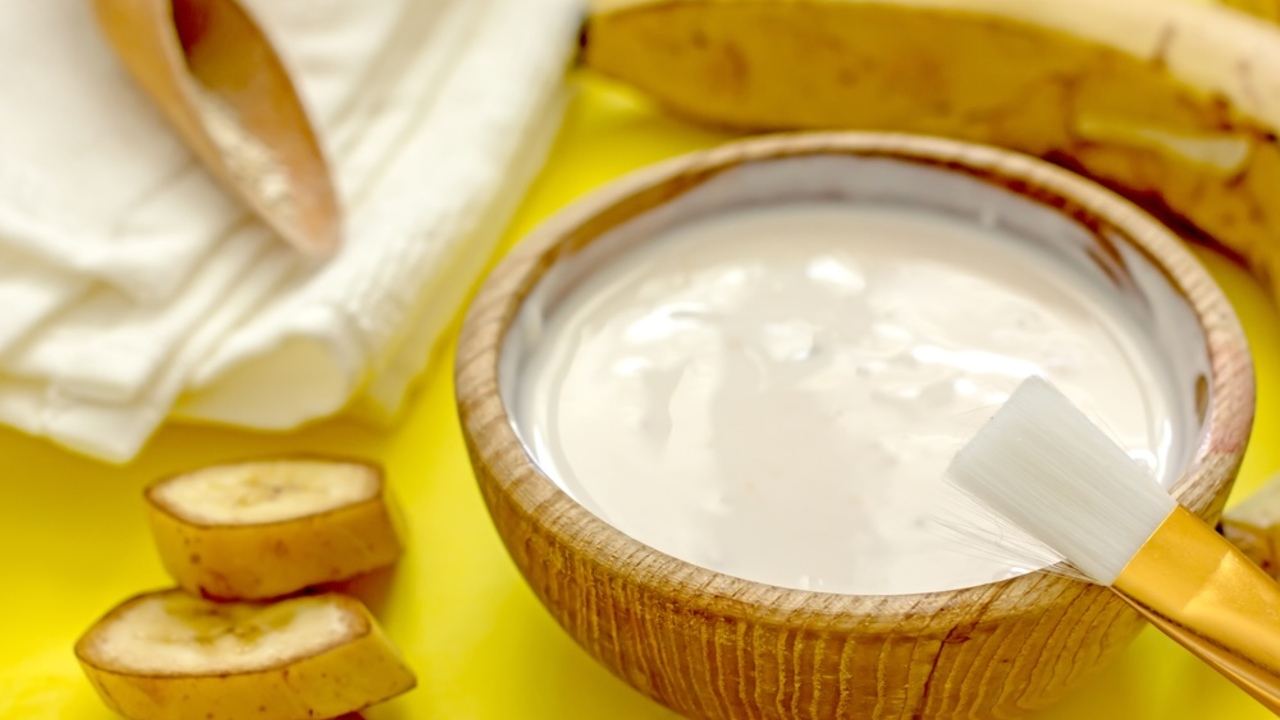 Domáca pleťová maska z jogurtu a banánu pripravená v miske, vhodná na upokojenie pokožky v zime.