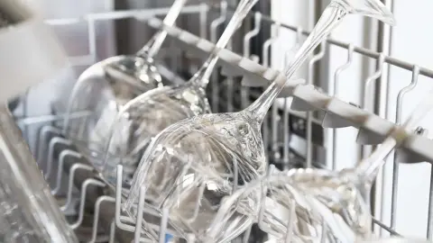 Detail sklenených pohárov na víno po umytí v umývačke riadu.