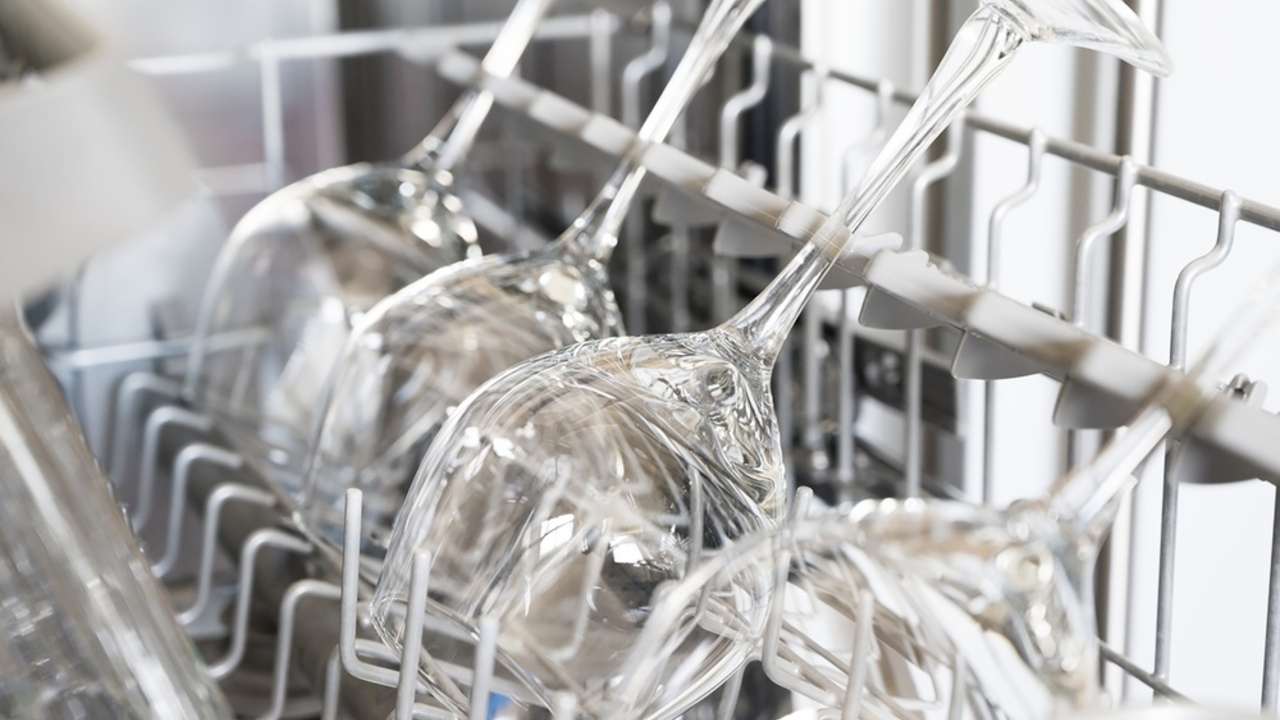 Detail sklenených pohárov na víno po umytí v umývačke riadu.