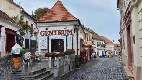 Uzučká farebná ulička v Szentendre plná obchodíkov a galérií.