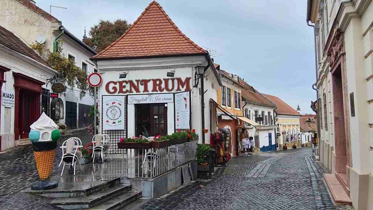 Uzučká farebná ulička v Szentendre plná obchodíkov a galérií.