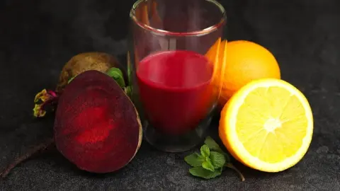 Kokteil z červenej repy a pomaranča v pohári