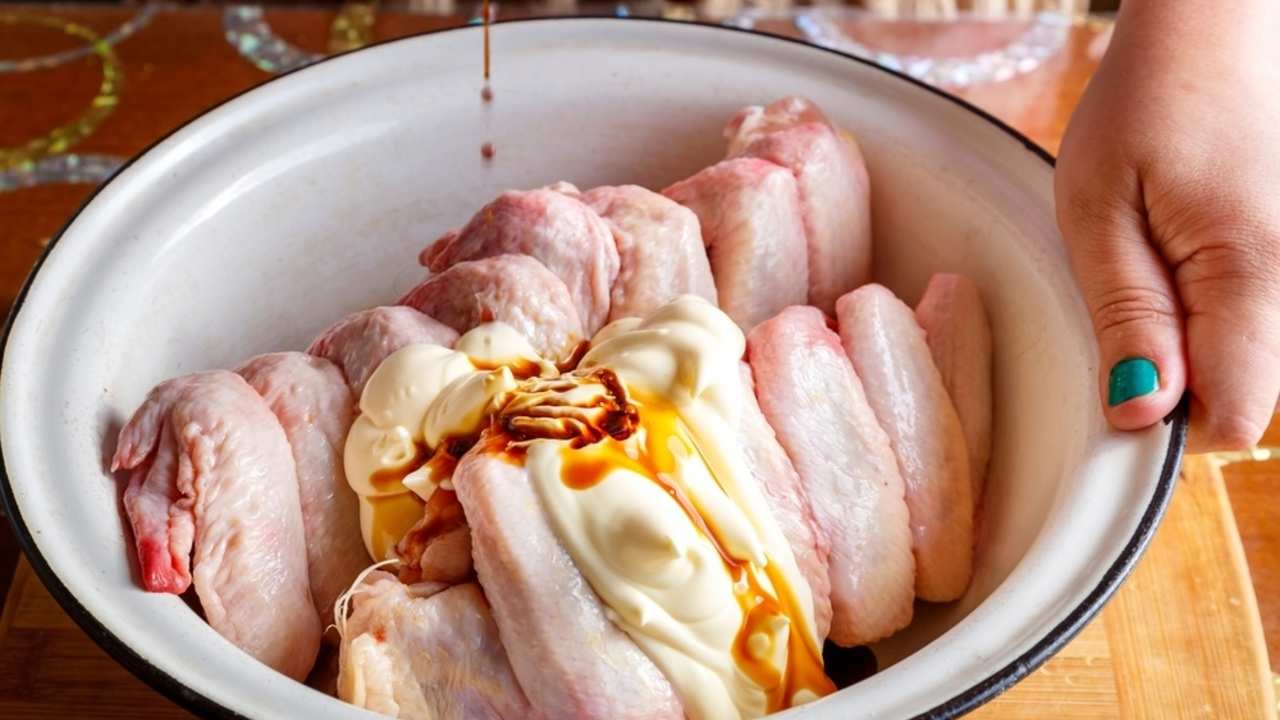 Kuracie mäso naložené v majonézovej marináde pred pečením