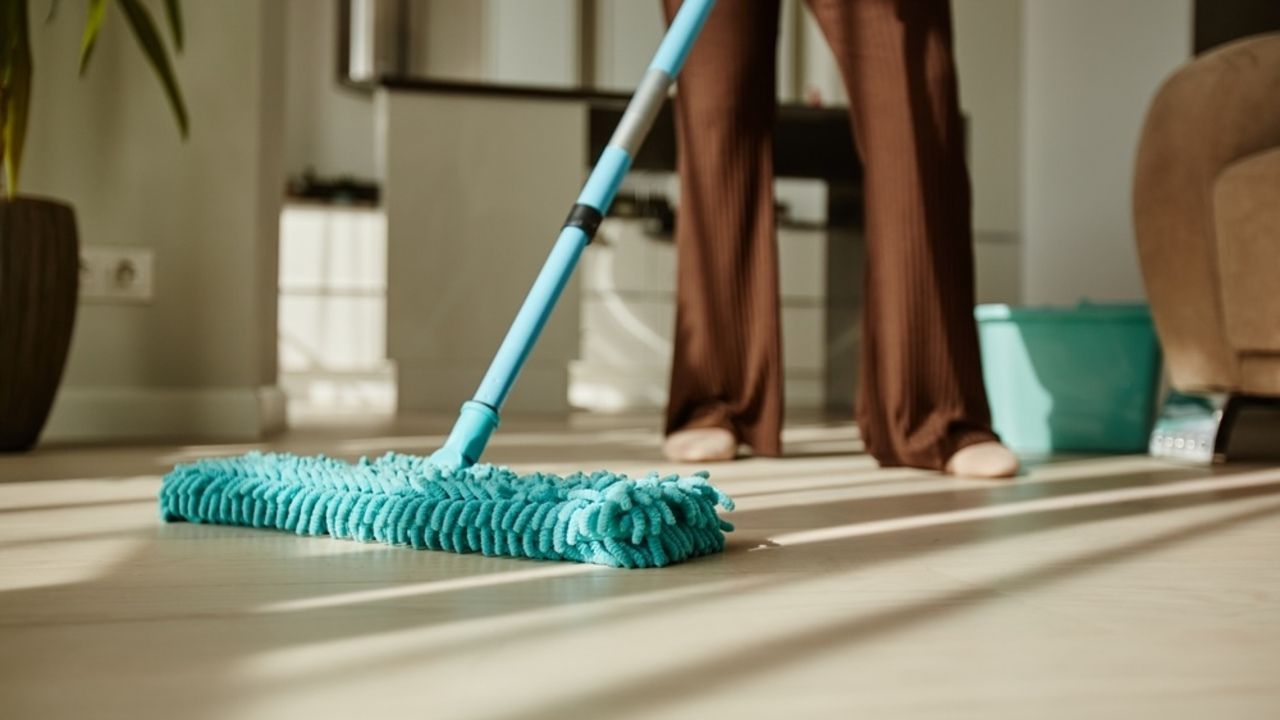 Umývanie podlahy mopom v svetlej obývačke