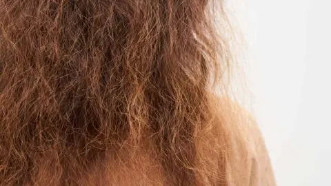 Krepovité a suché vlasy s rozstrapatenou štruktúrou