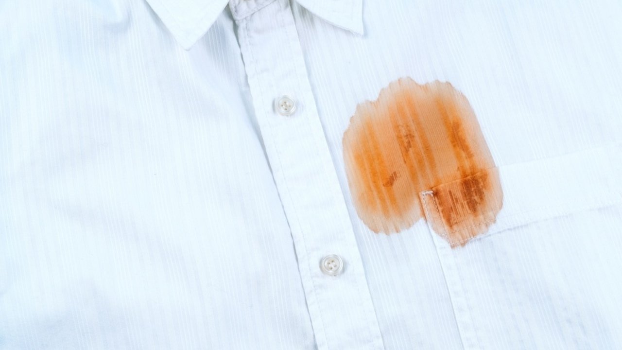mastná škvrna biela košeľa odstránenie