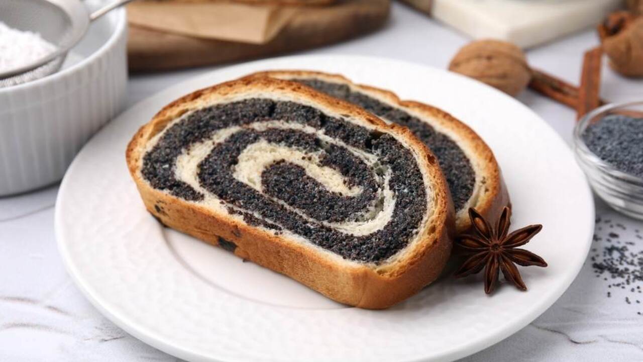 Plátky makového koláča na tanieri pripravené na podávanie alebo mrazenie