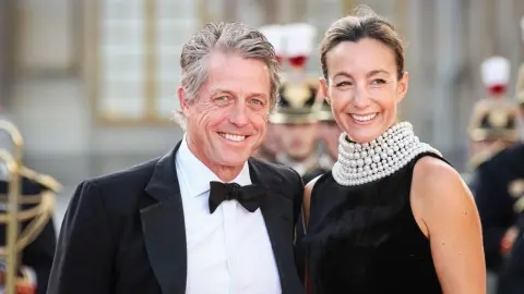 Hugh Grant s manželkou Annou Eberstein na oficiálnom podujatí v paláci Versailles