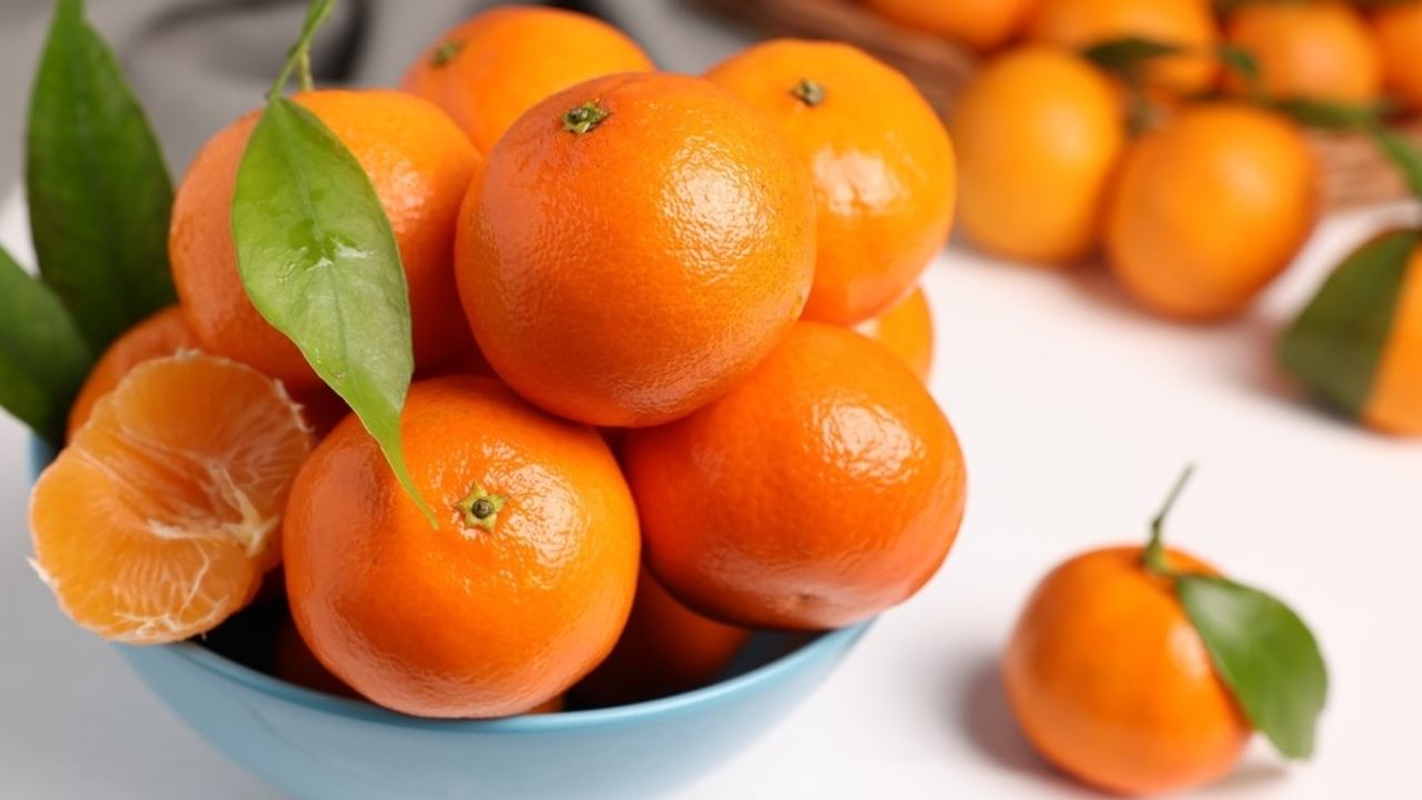 Čerstvé mandarínky uložené v miske v kuchyni